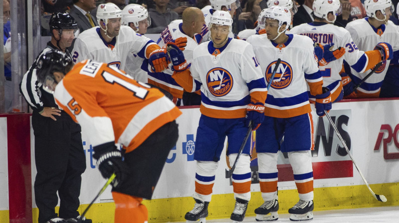 Jans Kovāržs (centrā) atzīmē vārtu guvumu Ņujorkas "Islanders" pārbaudes spēlē. Foto: AP/Scanpix