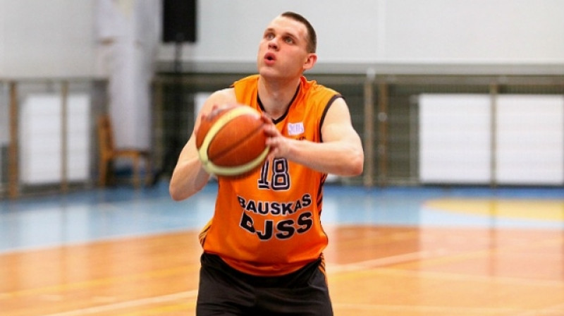 "Bauskas BJSS/SC Mēmele" spēlētajs Ivars Zemītis iemeta 35 puktus, ka arī savāca 17 bumbas zem groziem LBL2 spēlē. Foto: www.sportsbauska.lv