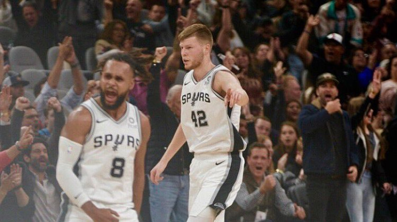 Petijs Milzs un Dāvis Bertāns pēc latvieša trāpītā tālmetiena. Foto: Sanantonio Spurs