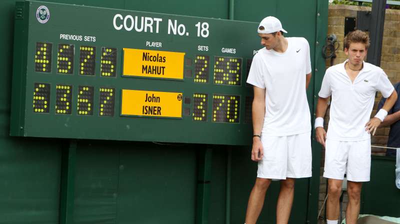 Džons Isners un Nikolā Maū pēc leģendārā Vimbldonas mača 2010. gadā. Foto: AP/Scanpix