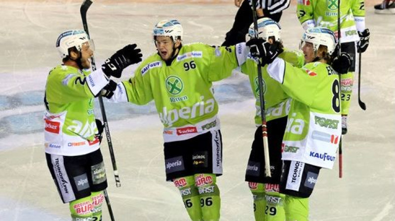 Oļegs Šišļaņņikovs (Nr.96) priecājas pēc komandas vārtu guvuma. Foto: IIHF