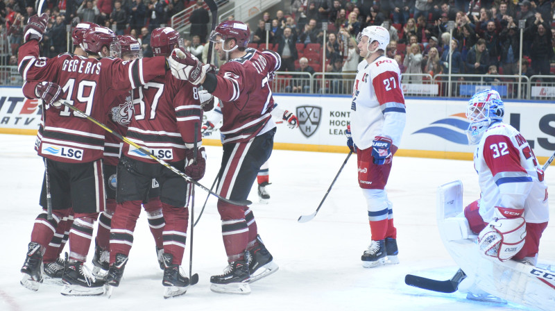 ''Dinamo'' hokejisti priecīgi par Ginta Meijas gūtajiem vārtiem. Foto: Romāns Kokšarovs/F64