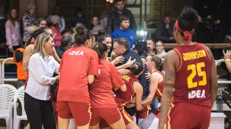 Roberto Injuess un Melnkalnes basketbolistes: piektais Eiropas finālturnīrs pēc kārtas. Foto: FIBA