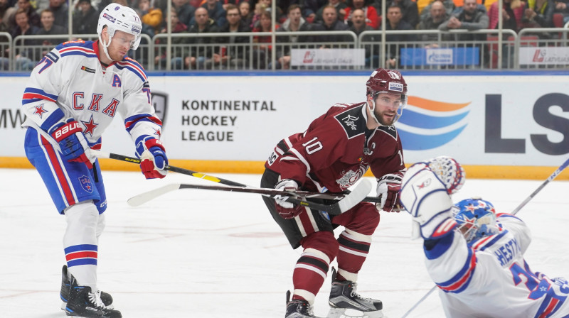 Patriks Herslijs cenšas kavēt Lauri Dārziņu pie Igora Šestjorkina vārtiem. Foto: Romāns Kokšarovs/F64