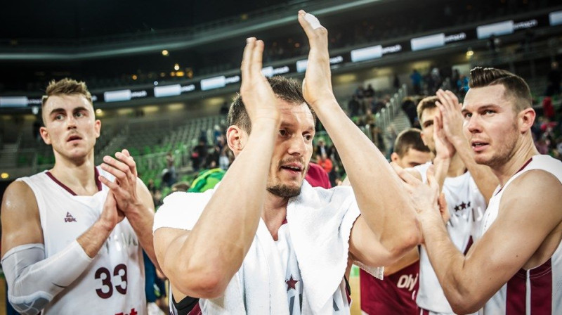 Mārtiņš Meiers, Jānis Blūms un Dairis Bertāns. Foto: FIBA