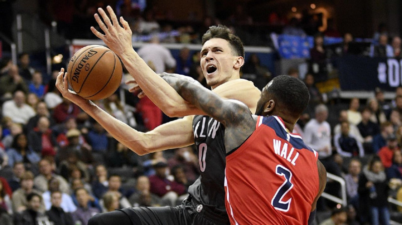 Rodions Kurucs un Džons Vols. Foto: AP / Scanpix