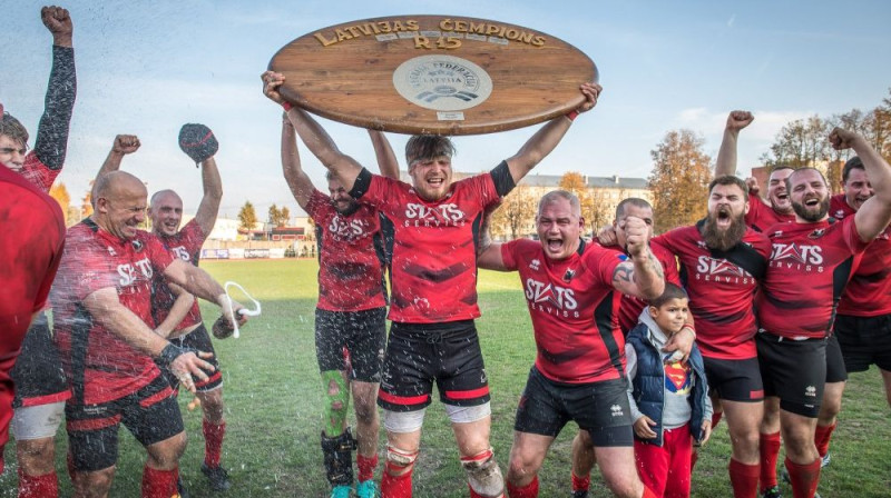 Emīls Balodis ar Latvijas čempionu dēli. Foto: Zigismunds Zālmanis (LRF)