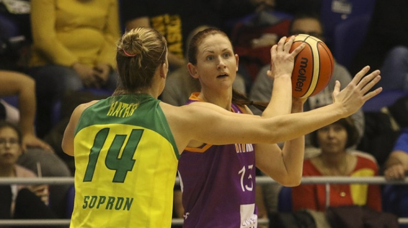 Aija Brumermane un Bernadeta Hatara. Foto: FIBA