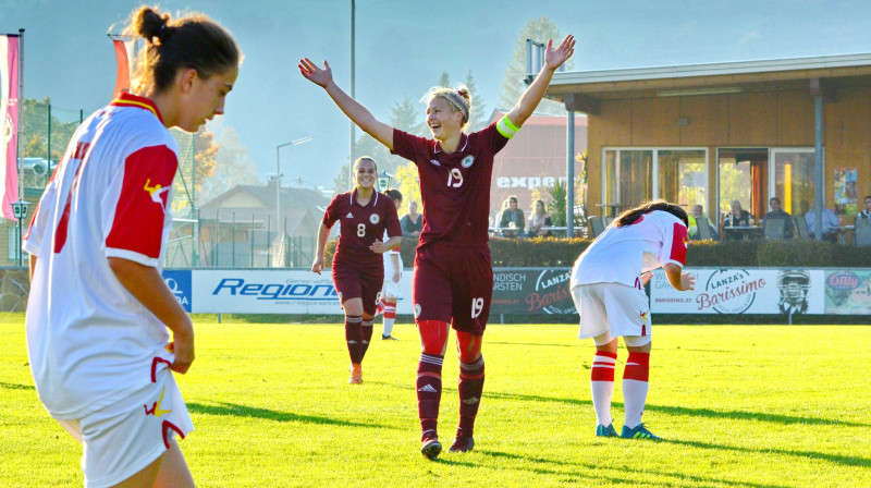 Karlīna Miksone un Viktorija Zaičikova (#8) pēc vārtiem pret Melnkalnes U19 komandu
Foto: LFF