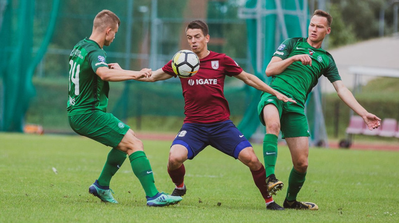 Eduards Emsis (pa labi) spēlē pret "Jelgavu". Foto: fkjelgava.lv