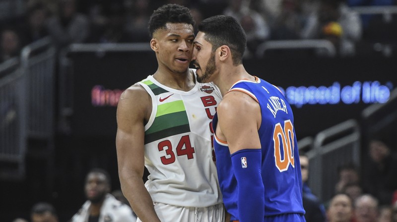 Jannis Adetokunbo un Eness Kanters. Foto: USA Today Sports/Scanpix