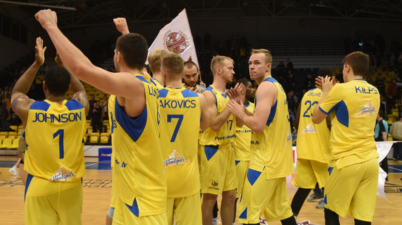 "Ventspils" basketbolisti. Foto: Romāns Kokšarovs, f64