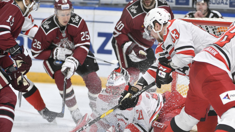 Rīgas "Dinamo" uzbrūk "Avtomobilist" vārtiem. Foto: Romāns Kokšarovs/f64