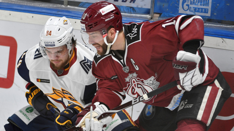 Laurim Dārziņam iepriekšējā spēle pret ''Slovan'' izvērtās par rezultatīvāko KHL karjerā. Foto: Romāns Kokšarovs/F64