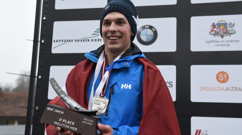 Krists Netlaus 2017. gadā Siguldas trasē pēc pasaules junioru čempionāta sudraba medaļas izcīnīšanas. Foto: Romāns Kokšarovs/f64