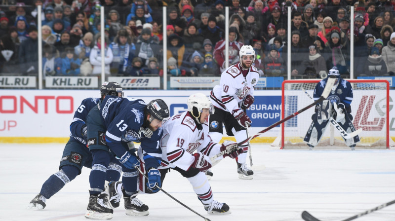 Miķelis Rēdlihs un Minskas ''Dinamo'' hokejisti cīņā pirms gada. Foto: Romāns Kokšarovs/F64