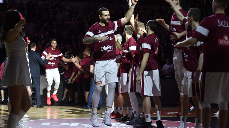 Ronalds Zaķis dodas laukumā pirms spēles ar Spāniju. Foto: Romāns Kokšarovs/f64