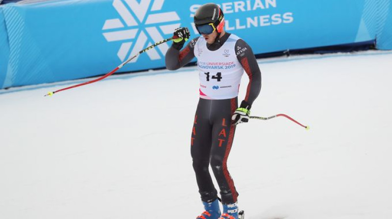 Miks Zvejnieks pēc finiša Universiādes Alpu slaloma supergigantā. Organizatoru foto
