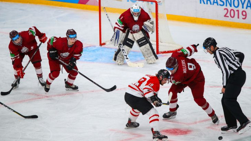 Latvijas studentu hokeja izlases spēlētājs Kristaps Millers cīnās iemetienā. Organizatoru foto