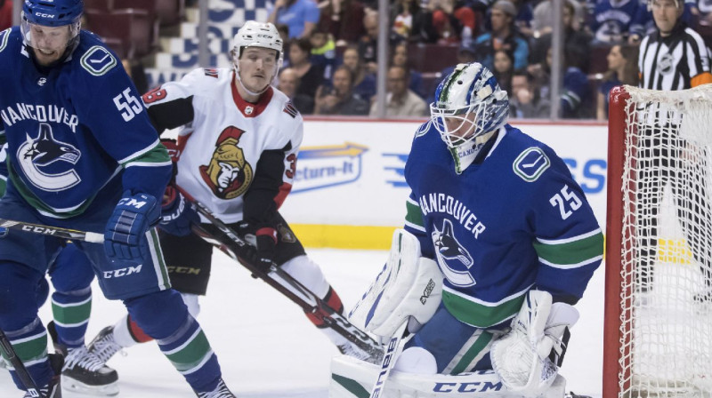 Rūdolfs Balcers pie "Canucks" vārtiem. Foto: AP / Scanpix