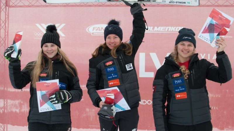 Latvijas čempionāta slalomā medaļnieces Agnese Āboltiņa, Lelde Gasūna un Betija Burkovska. Foto: E.Lukšo
