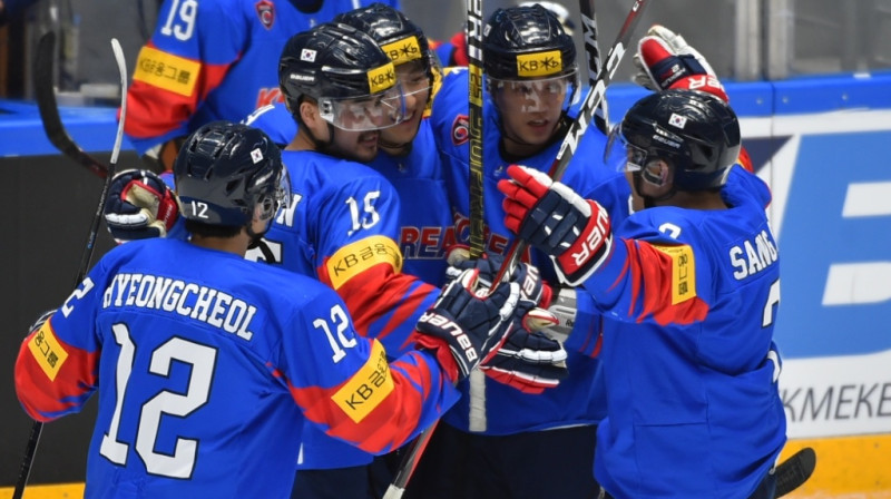 Dienvidkorejas hokejisti svin vārtu guvumu. Foto: IIHF