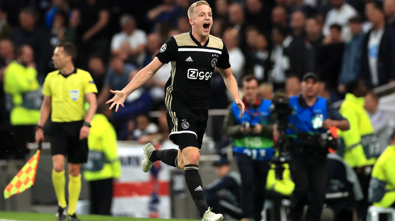 Amsterdamas "Ajax" futbolists Donijs van de Bēks svin uzvaras vārtu guvumu. Foto: Mike Egerton/PA Wire/PA Images/Scanpix