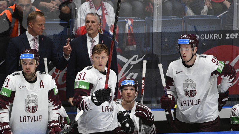 Latvijas izlases treneri Artis Ābols un Bobs Hārtlijs. Foto: Romāns Kokšarovs/f64