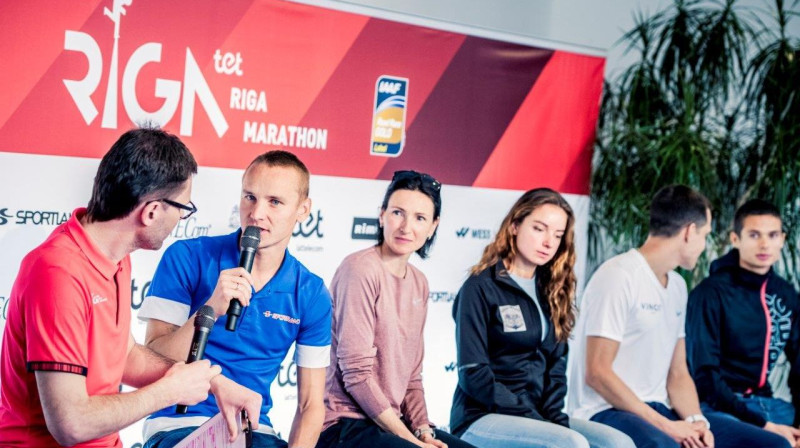 Maratona organizators Aigars Nords (no kreisās), Valērijs Žolnerovičs, Jeļena Prokopčuka, Ilona Marhele, Jānis Višķers un Dmitrijs Serjogins. Publicitātes foto