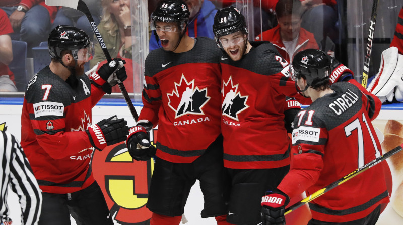 Kanādas izlases hokejisti svin vārtu guvumu. Foto: Reuters/Scanpix