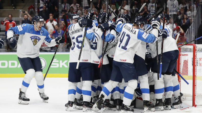 Somijas hokeja izlase svin iekļūšanu pasaules čempionāta finālā. Foto: Reuters/Scanpix