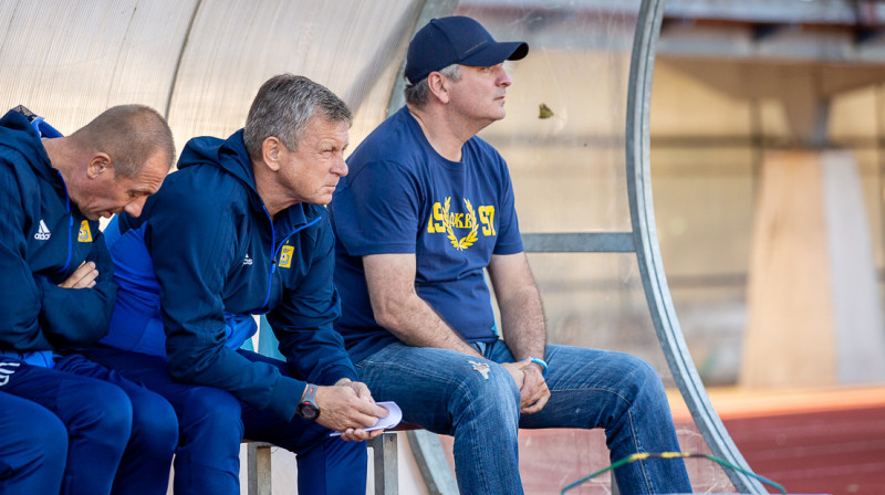 Adlans Šišhanovs (pa labi) uz "Ventspils" rezervistu soliņa. Foto: Raitis Supe