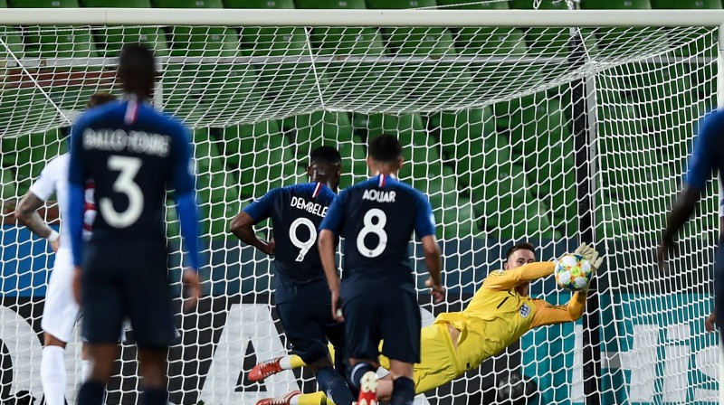 Dīns Hendersons atvaira Musas Dembelē pendeli. Foto: imago images/Gribaudi/ImagePhoto/Scanpix