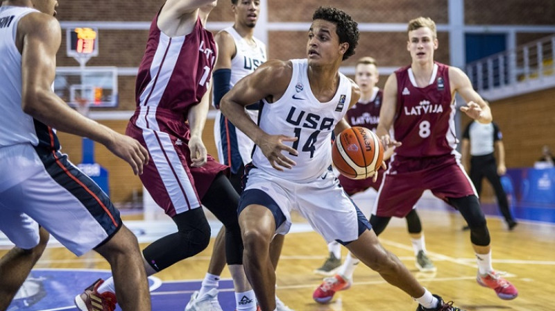 Džeremajs Robinsons latviešu ielenkumā. Foto: FIBA