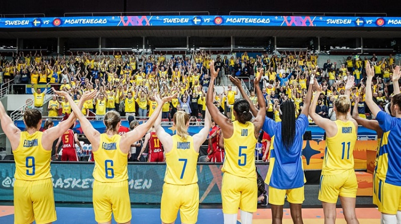 Zviedrijas basketbolistes un fani Rīgā. Foto: Basket.se