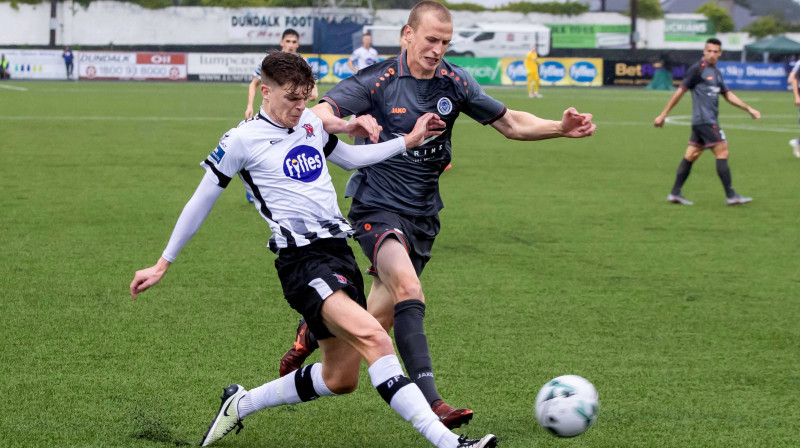 "Riga FC" pussargs Tomislavs Šaričs cīņā par bumbu. Foto: imago images/Inpho Photography/Scanpix