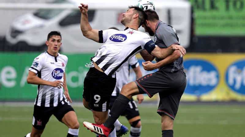 Antonijs Černomordijs (no labās) un "Dundalk" futbolists Pets Hobans cīnās par bumbu. Foto: imago images / Inpho Photography / Scanpix