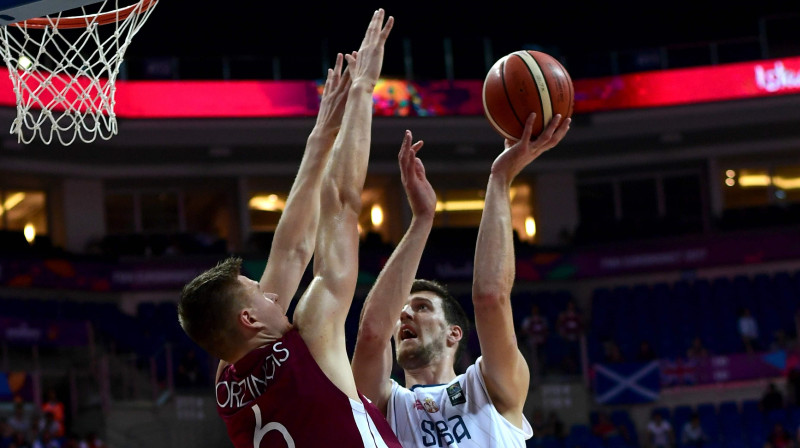 Ogņens Kuzmičs cīņā ar Kristapu Porziņģi 2017. gada Eiropas čempionātā. Foto: AFP/Scanpix