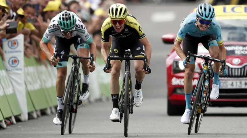 "Tour de France" 12. posma uzvarētājs Saimons Jeitss (pa vidu) traucas pretī uzvarai Foto: EPA/Scanpix