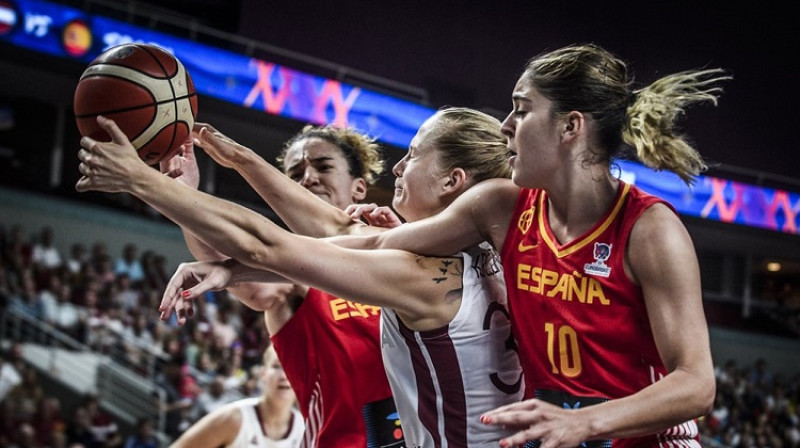 Kate Krēsliņa cīņā ar spānietēm Laju Palau un Martu Šargaju. Foto: FIBA