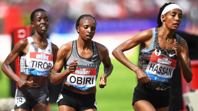 Skrējiena uzvarētāja Helēna Obiri (vidū) Foto: EPA/Scanpix