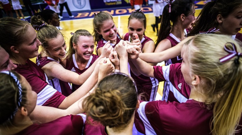 Latvijas U19 meitenes pēc pirmās uzvaras pār Mozambiku. Foto: FIBA