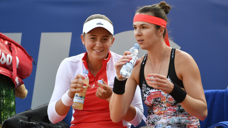 Aļona Ostapenko un Gaļina Voskobojeva. Foto: Romāns Kokšarovs, F64