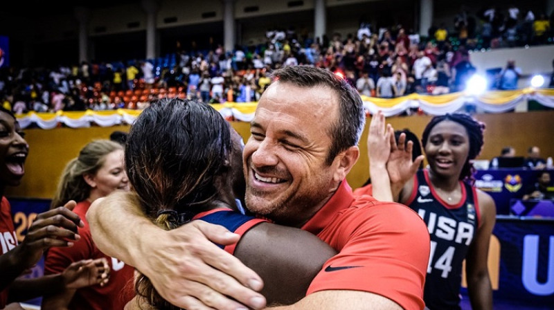 ASV U19 izlases un "Louisville" treneris Džefs Valcs apskauj Rainu Hovardu. Foto: FIBA