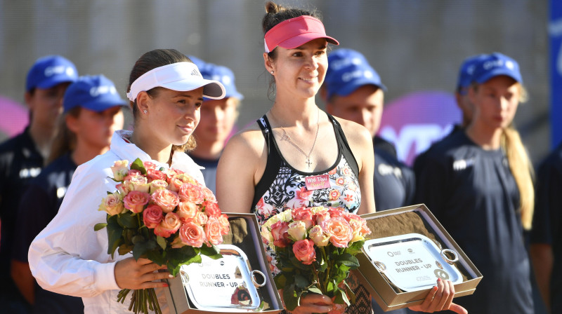 "Baltic Open" finālistes Aļona Ostapenko un Gaļina Voskobojeva. Foto: Romāns Kokšarovs, F64