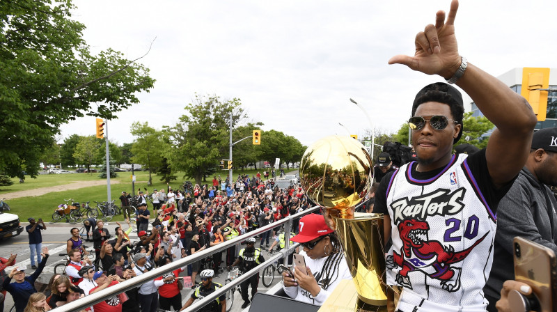 Kails Laurijs NBA čempionu parādē. Foto: AP/Scanpix