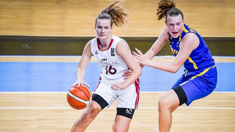 Ieva Korzāne spēlē pret Zviedriju. Foto: FIBA