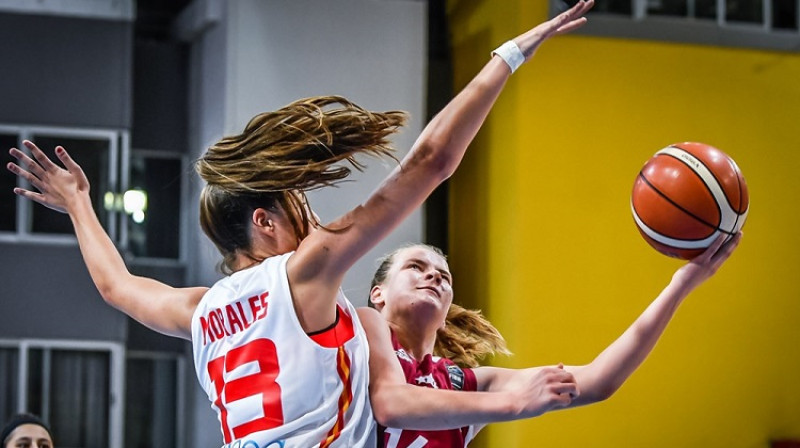 Ieva Korzāne cīņā ar Martu Moralesu. Foto: FIBA