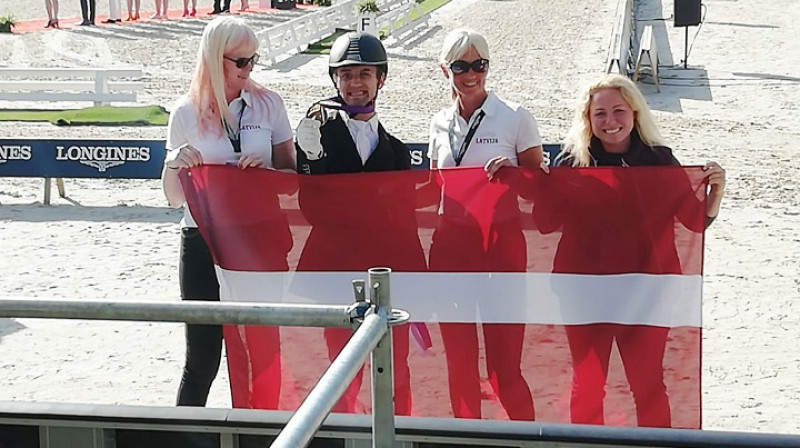 Rihards Snikus un viņa komanda ar Eiropas čempionāta medaļu. Foto: Latvijas Jātnieku federācija