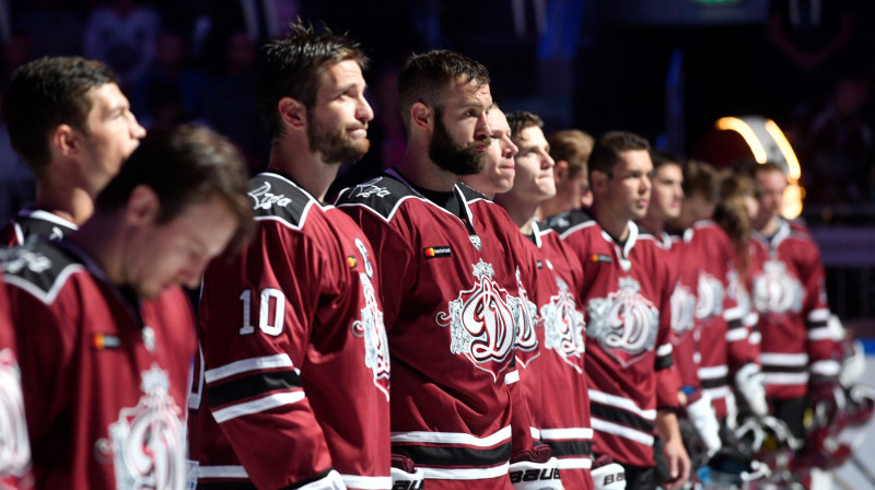 Rīgas ''Dinamo'' komanda, gatavojoties sākt maču. Centrā - Koltons Gilīss. Foto: Romāns Kokšarovs/F64